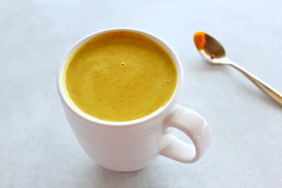 Golden Milk Turmeric Ginger Latte. A healthy, tasty latte with many vitamins, minerals, antioxidants and anti-inflammatory properties. It's slightly sweet, spicy, thick and comforting! | berrysweetlife.com