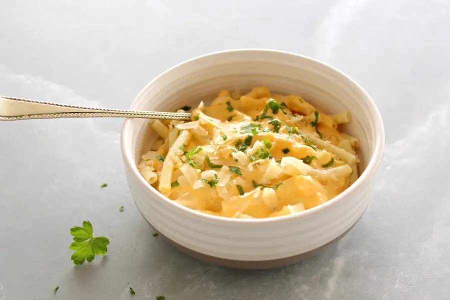 Healthier Butternut Quinoa Macaroni Cheese. Gluten free hearty winter fare that is FULL of flavour and healthy goodness. Kids will adore this dish! | berrysweetlife.com