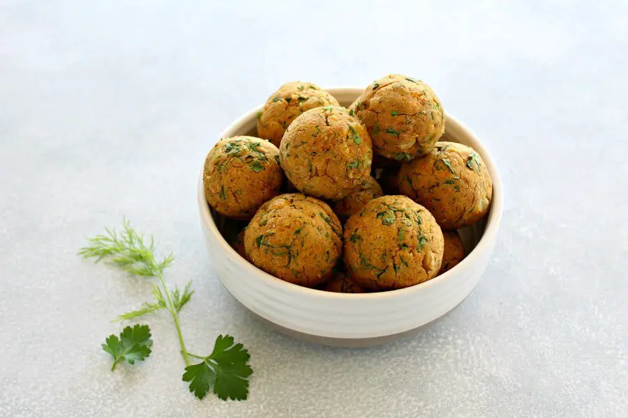 Oven Baked Healthy Vegan Falafel. 30 minute falafel balls or patties made with all healthy ingredients, NO deep frying - baked in the oven to golden perfection | berrysweetlife.com