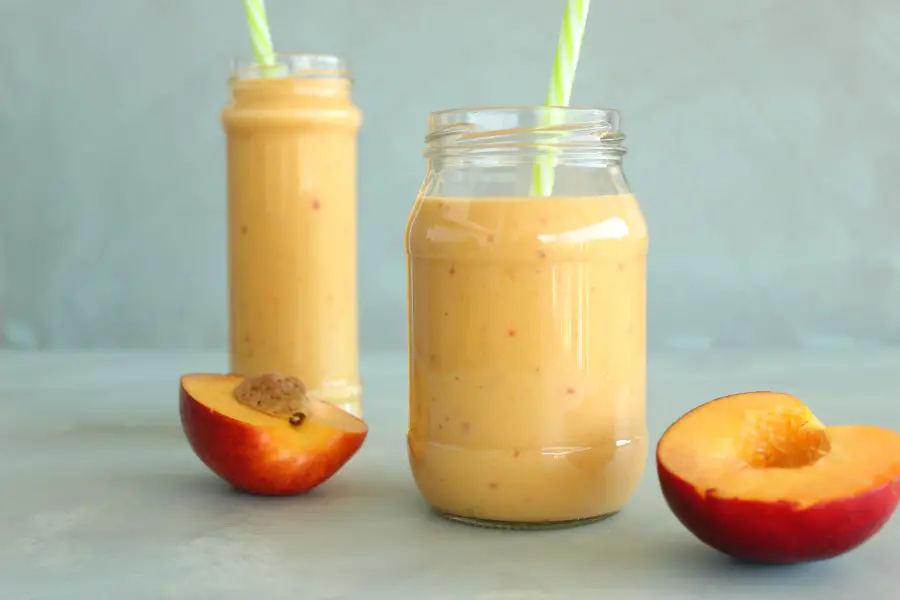 Post Workout Tropical Turmeric Smoothie. The absolute BEST tropical fruit smoothie made with 4 fruits and Greek yoghurt or coconut milk - packed with vitamins, minerals, protein and energy! | berrysweetlife.com