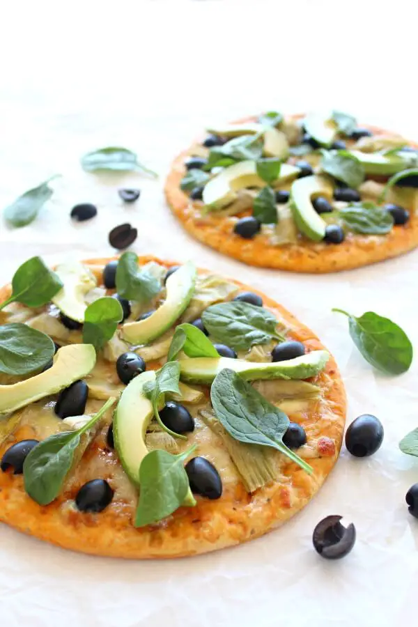 Mouth watering 20 minute pizza topped with artichoke hearts, avocado slices, black olives, spinach and mozzarella cheese - Artichoke Avo Black Olive Pizza | berrysweetlife.com