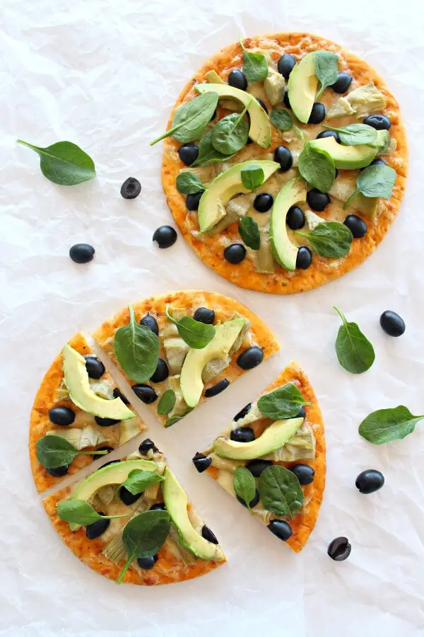 Mouth watering 20 minute pizza topped with artichoke hearts, avocado slices, black olives, spinach and mozzarella cheese - Artichoke Avo Black Olive Pizza | berrysweetlife.com