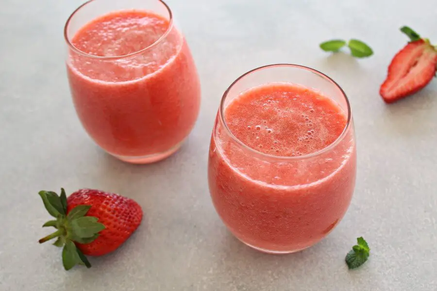 Healing Fresh Pineapple Berry Juice. Just 3 ingredients and 5 minutes to make this healthy and YUMMY fresh juice that is the just the best fruity combination! | berrysweetlife.com