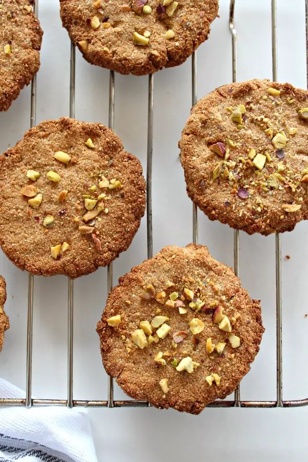 No sugar, gluten, dairy or eggs - these crispy, perfectly spiced, vegan One Bowl Pistachio Ginger Snaps are so easy, just 5 minutes to bake to perfection! | berrysweetlife.com