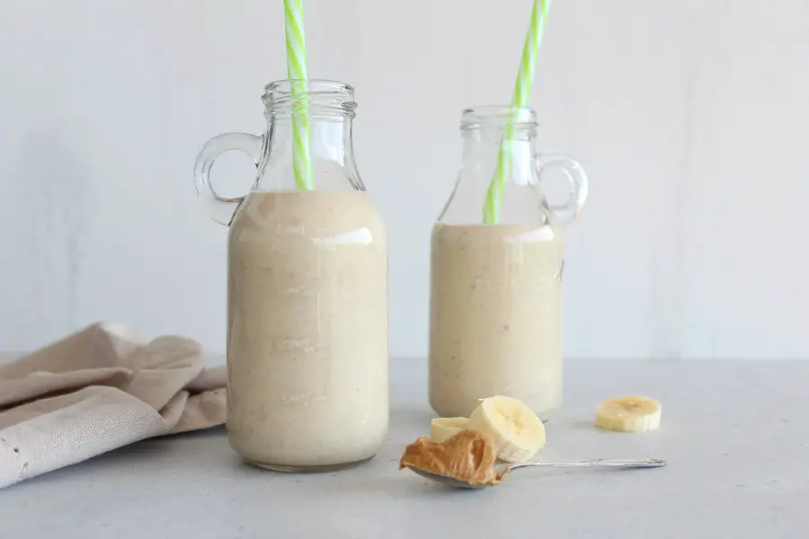 Peanut Butter Banana Protein Smoothie. A 5 minute thick, creamy, DELICIOUS smoothie that is packed with protein, vitamins and minerals | berrysweetlife.com