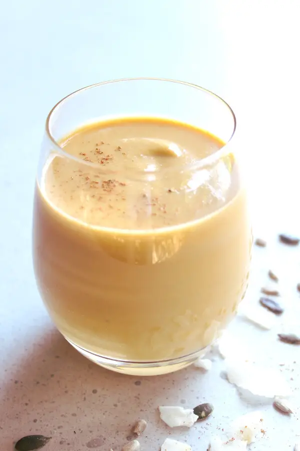 Healthy, vegan and skinny, yet it tastes like a pumpkin milkshake! Healthy Glow Pumpkin Smoothie is full of heart and skin healthy vitamins and minerals | berrysweetlife.com