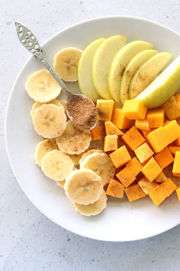 All your pumpkin pie flavours in this healthy, thick, creamy, dairy free and amazingly delicious Incredible Pumpkin Pie Smoothie Bowl that is easy to make | berrysweetlife.com