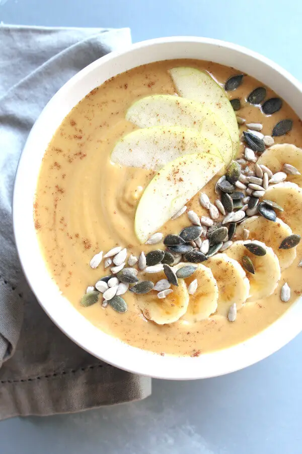 All your pumpkin pie flavours in this healthy, thick, creamy, dairy free and amazingly delicious Incredible Pumpkin Pie Smoothie Bowl that is easy to make | berrysweetlife.com