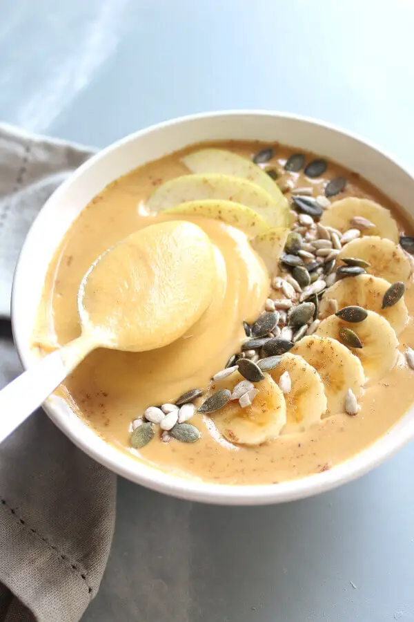 All your pumpkin pie flavours in this healthy, thick, creamy, dairy free and amazingly delicious Incredible Pumpkin Pie Smoothie Bowl that is easy to make | berrysweetlife.com