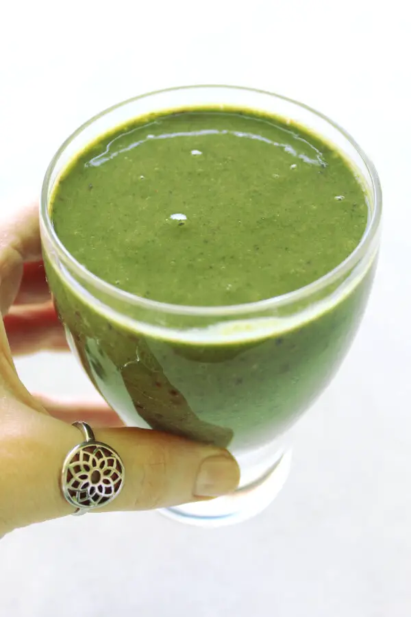 A perfect smoothie to jump-start your day! This Berry Good Kale Green Smoothie is full of protein, fibre, antioxidants, vitamins and minerals -it's the best | berrysweetlife.com