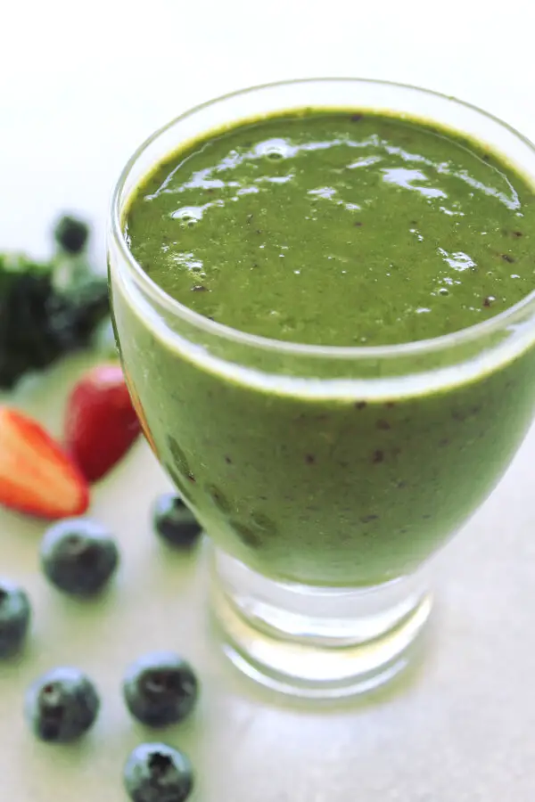 A perfect smoothie to jump-start your day! This Berry Good Kale Green Smoothie is full of protein, fibre, antioxidants, vitamins and minerals -it's the best | berrysweetlife.com