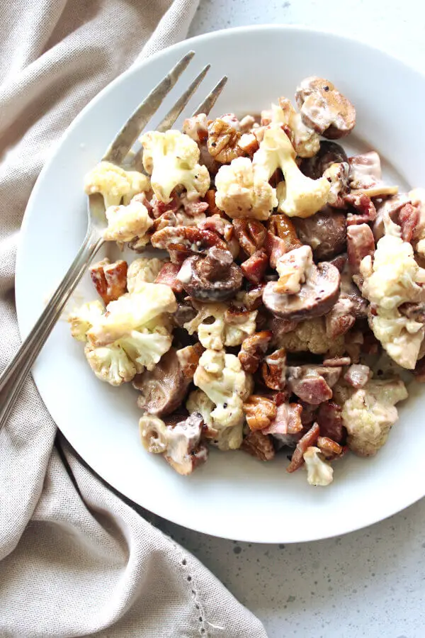 Low carb, easy to make, tasty Roasted Mushroom Cauliflower Bacon Salad with pecans and creamy yoghurt balsamic garlic dressing, seriously YUM! | berrysweetlife.com