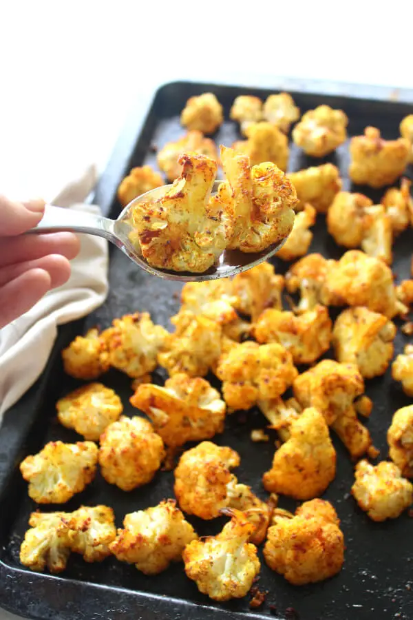 25 minute vegan Golden Spice Roasted Cauliflower is unbelievably delicious! Crispy on the edges, flavourful, and packed with vitamins, minerals, antioxidants and anti-inflammatories. Such an easy side dish! | berrysweetlife.com