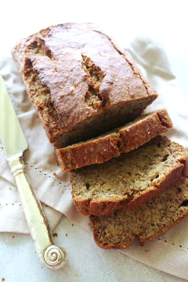 Zcela zdravý recept na banánový chléb, který je super vlhký a chutný! Tento recept neobsahuje žádný cukr, zdravé tuky, celozrnnou mouku a je více 