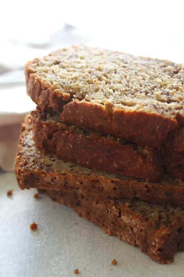 Une recette de pain aux bananes complètement saine qui est super humide et délicieuse ! Cette recette n'a pas de sucre, des graisses saines, de la farine de blé entier, et est plus 