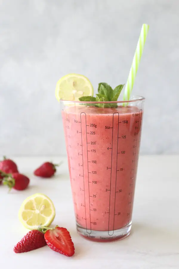 This wonderful, healthy Glowing Skin Strawberry Lemon Smoothie is vegan, easy to make and full of vitamins, antioxidants and anti-inflammatory properties | berrysweetlife.com