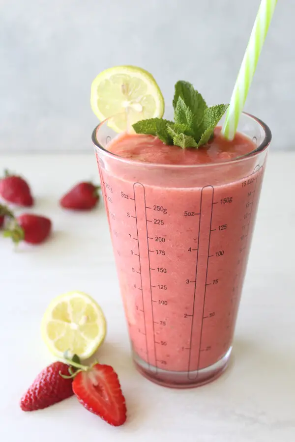 Glowing Skin Strawberry Lemon Smoothie | berrysweetlife.com