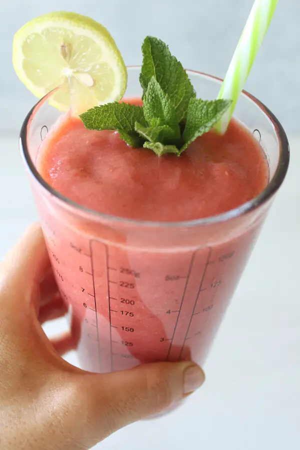 This wonderful, healthy Glowing Skin Strawberry Lemon Smoothie is vegan, easy to make and full of vitamins, antioxidants and anti-inflammatory properties | berrysweetlife.com