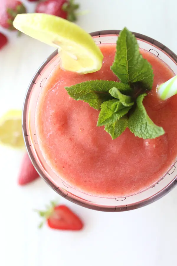 This wonderful, healthy Glowing Skin Strawberry Lemon Smoothie is vegan, easy to make and full of vitamins, antioxidants and anti-inflammatory properties | berrysweetlife.com