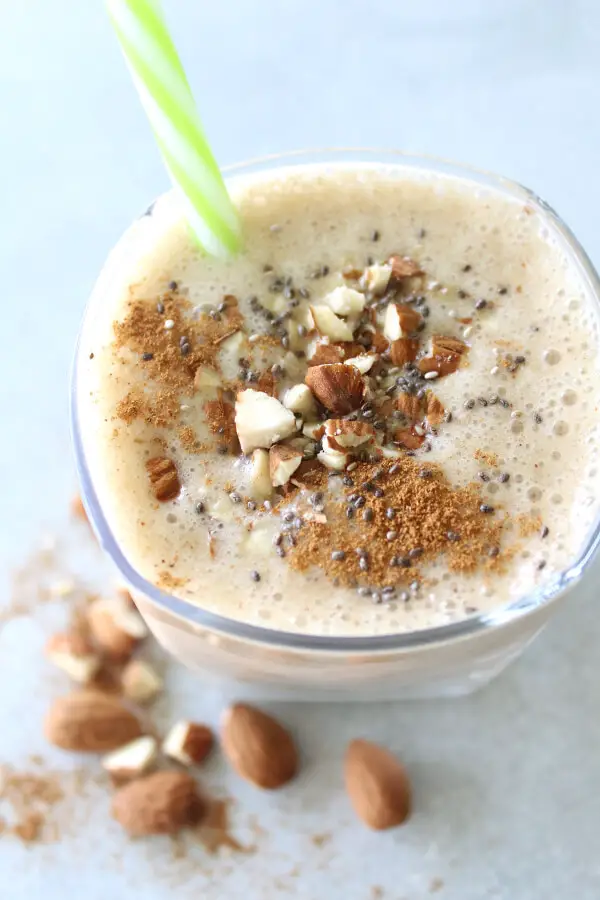 Tastes better than a milkshake, and it’s a 100% healthy! The BEST Vanilla Almond Chai Smoothie is vegan (dairy free), packed with protein, energy and nutrients | berrysweetlife.com