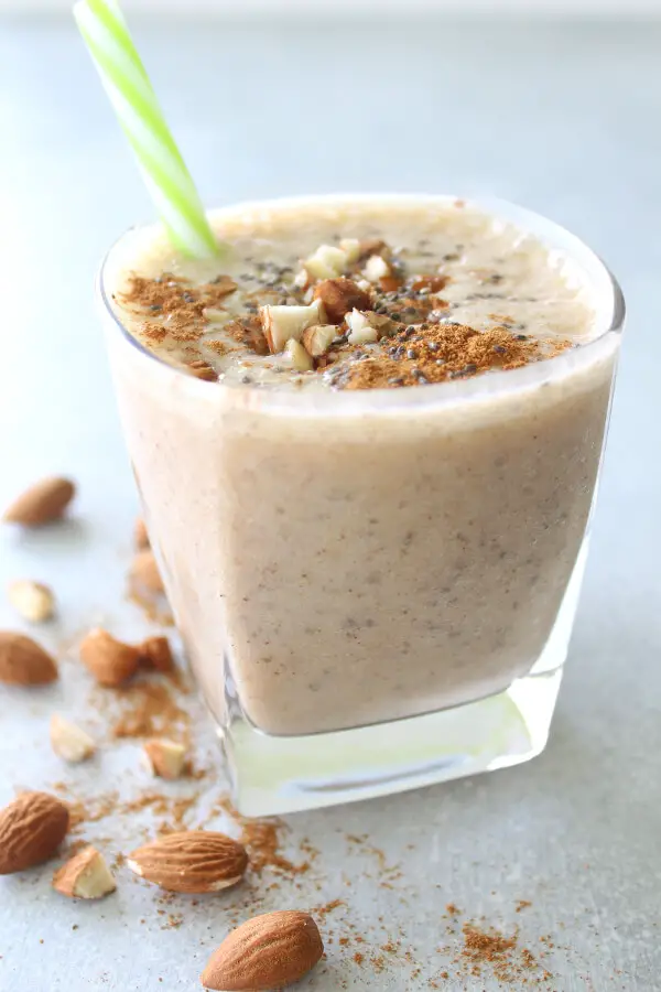 Tastes better than a milkshake, and it’s a 100% healthy! The BEST Vanilla Almond Chai Smoothie is vegan (dairy free), packed with protein, energy and nutrients | berrysweetlife.com