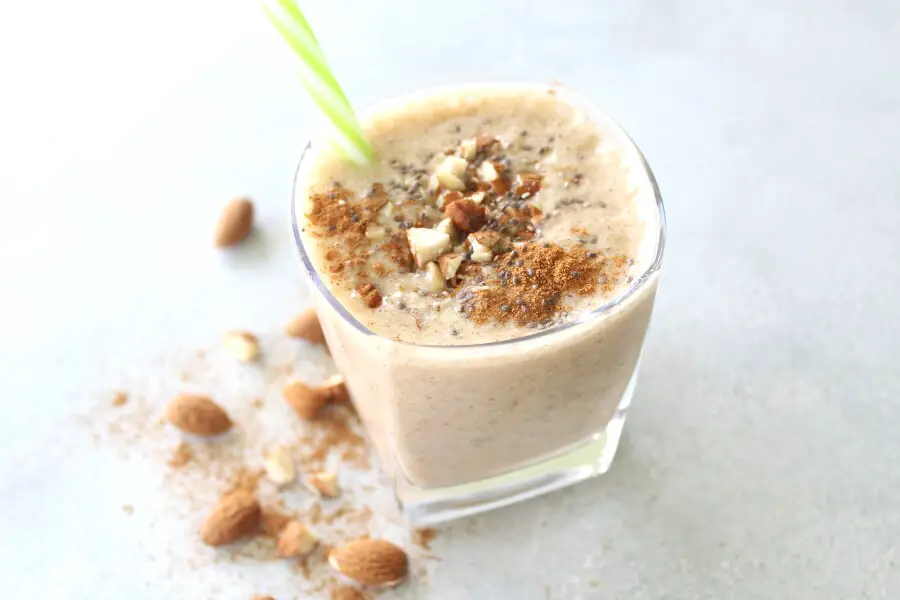 Tastes better than a milkshake, and it’s a 100% healthy! The BEST Vanilla Almond Chai Smoothie is vegan (dairy free), packed with protein, energy and nutrients | berrysweetlife.com