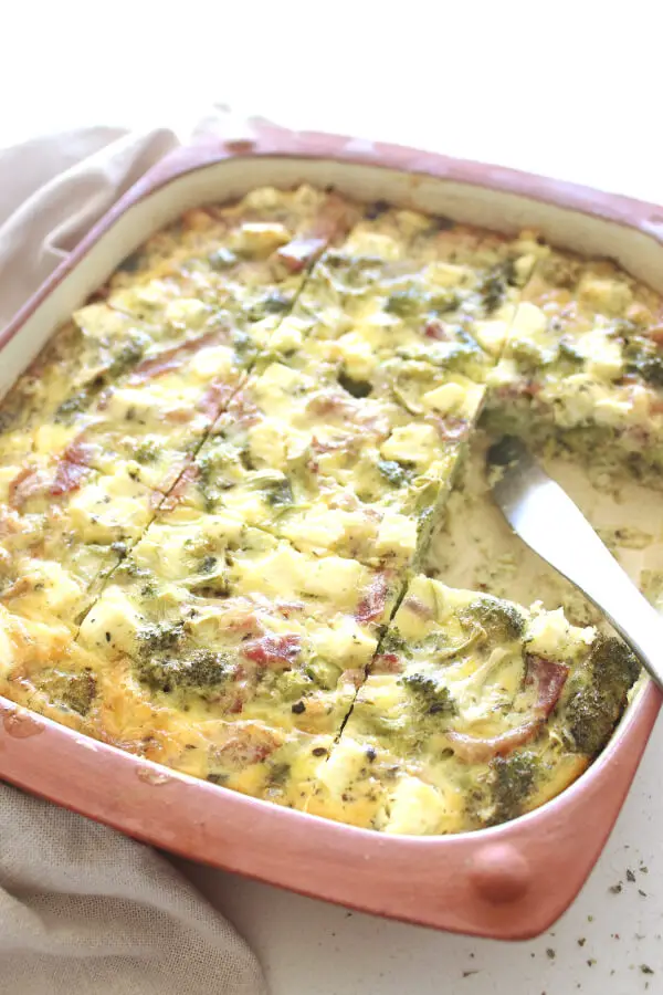 A simple, mouthwateringly delicious, G-free Bacon Broccoli And Feta Crustless Quiche made with bacon, lots of broccoli, fresh garlic, eggs, feta cheese | berrysweetlife.com