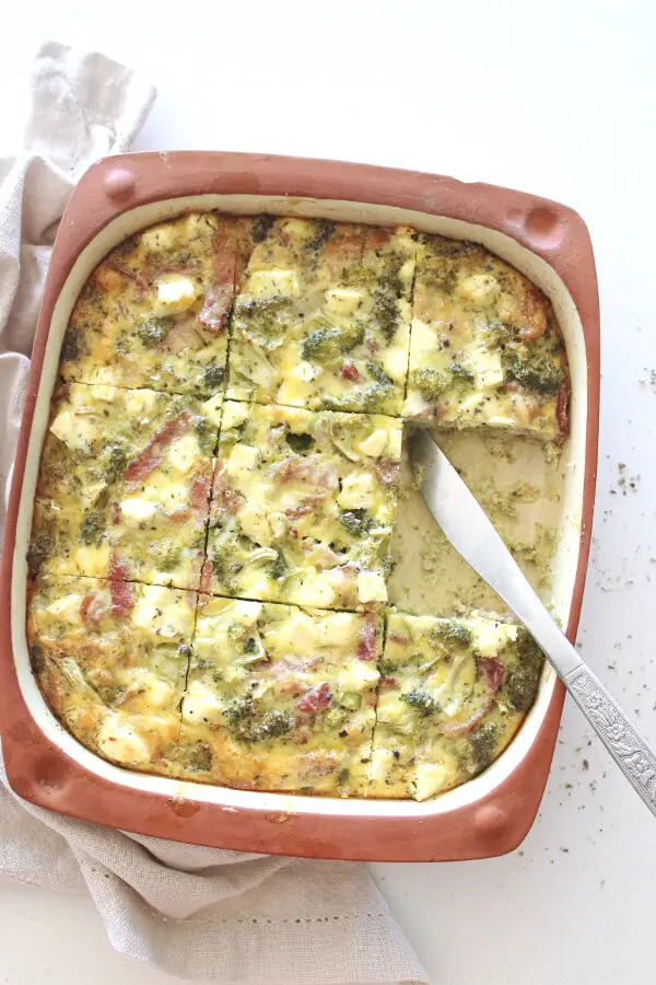 A simple, mouthwateringly delicious, G-free Bacon Broccoli And Feta Crustless Quiche made with bacon, lots of broccoli, fresh garlic, eggs, feta cheese | berrysweetlife.com