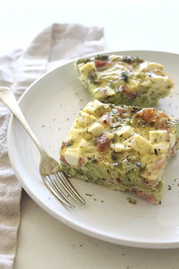 A simple, mouthwateringly delicious, G-free Bacon Broccoli And Feta Crustless Quiche made with bacon, lots of broccoli, fresh garlic, eggs, feta cheese | berrysweetlife.com