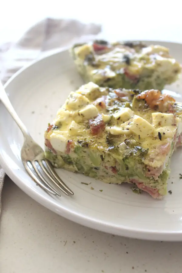 A simple, mouthwateringly delicious, G-free Bacon Broccoli And Feta Crustless Quiche made with bacon, lots of broccoli, fresh garlic, eggs, feta cheese | berrysweetlife.com