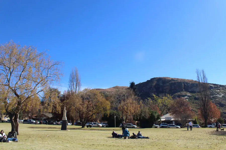 An enchanting and artsy town in the Free State, South Africa. I list 10 Reasons Why You Should Visit Clarens, from the amazing food to the art and wine! | berrysweetlife.com