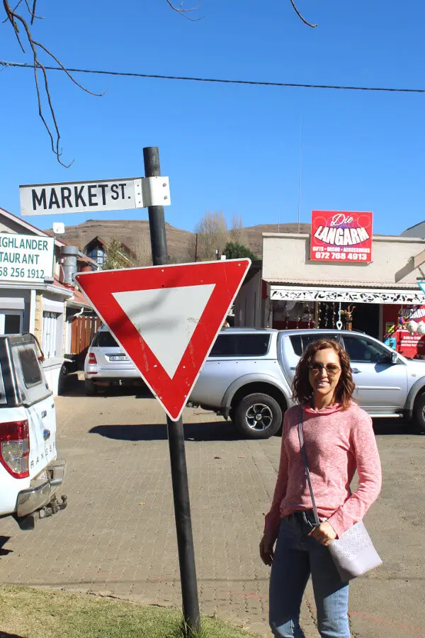 An enchanting and artsy town in the Free State, South Africa. I list 10 Reasons Why You Should Visit Clarens, from the amazing food to the art and wine! | berrysweetlife.com