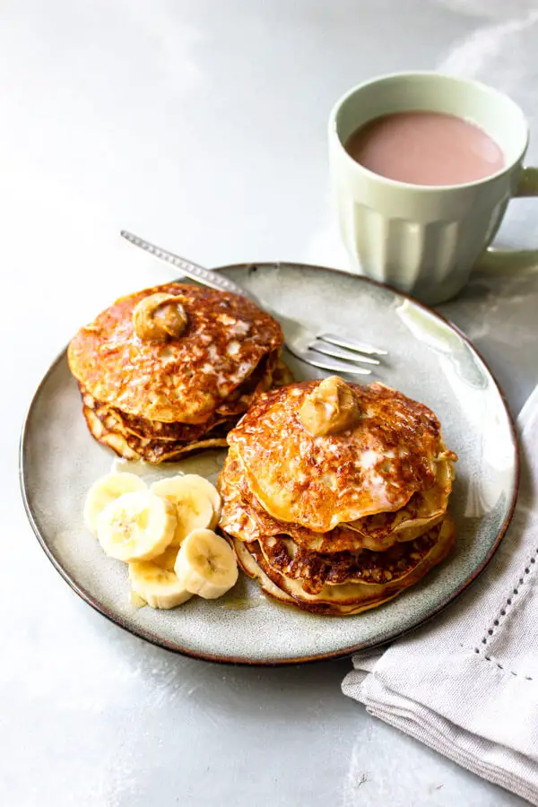 Easy Flourless Banana Flapjacks | berrysweetlife.com